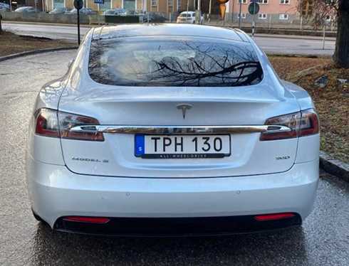 Silvermetallic Tesla Model S 90D stulen i Äppelviken Bromma Stockholm