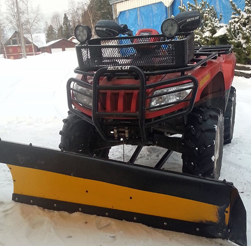 Röd fyrhjuling Arctic Cat 700 EFI 4X4 stulen vid Finsviksstrand öster om Älandsbro