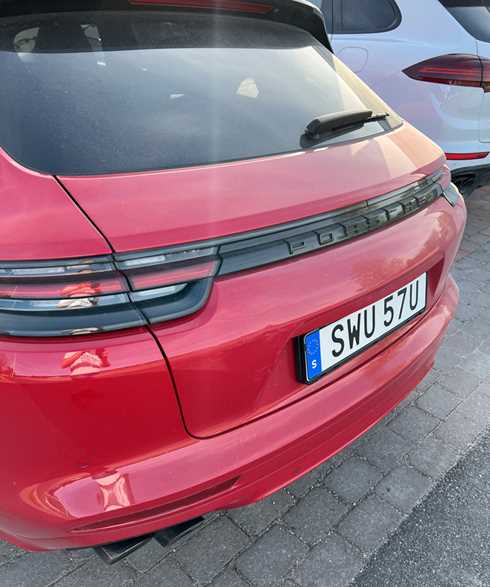 Röd Porsche Panamera 4 E-Hybrid Sport Turismo stulen i Örnsköldsvik