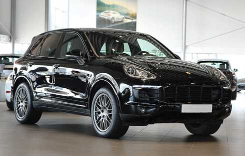 Svart Porsche Cayenne Diesel Platinum Edition stulen i Vällingby, Stockholm