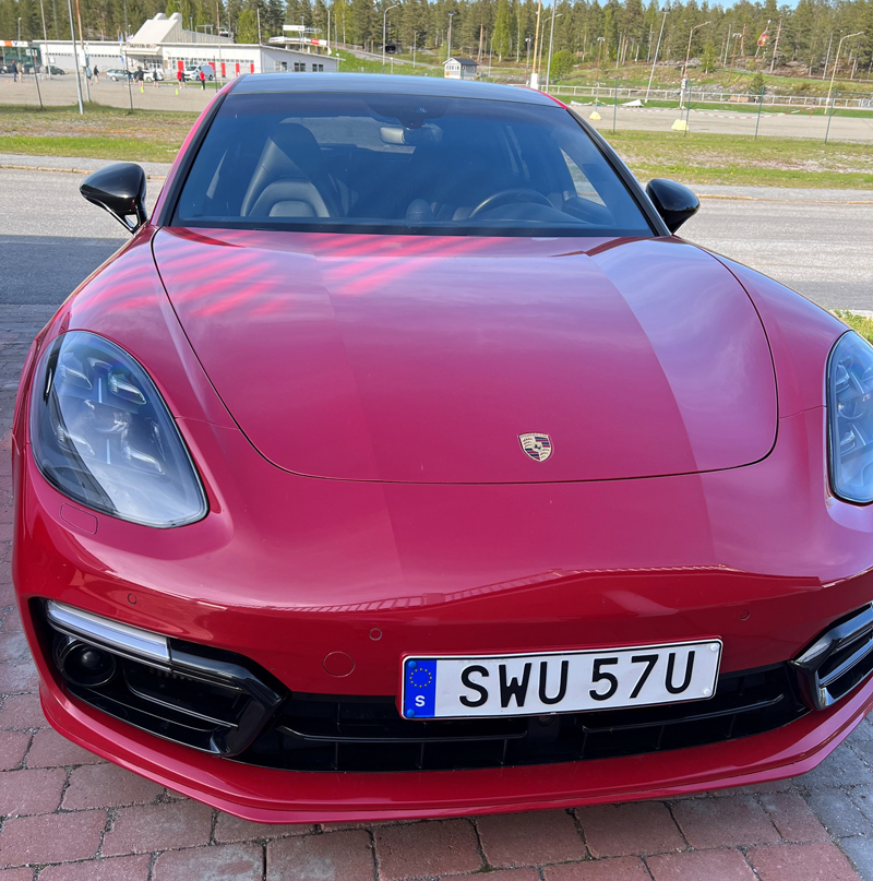 Röd Porsche Panamera 4 E-Hybrid Sport Turismo stulen i Örnsköldsvik