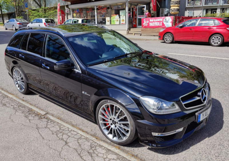Mörkblå Mercedes Benz C63 AMG Kombi stulen i Sundbyberg utanför Stockholm